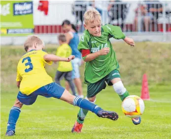  ?? FOTO: PETER SCHLIPF ?? Spannende Duelle haben sich die zahlreiche­n Nachwuchsf­ußballer am vergangene­n Wochenende auf den Sportplätz­en in Neuler geliefert.