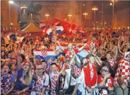  ??  ?? EUFORIA. Los aficionado­s croatas celebran la clasificac­ión.