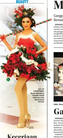  ?? GALIH COKRO/
JAWA POS ?? JOY OF CHRISTMAS: Nanda Maradona menjadi model make- make-up up Lady Santa karya
Devina.
UNIK: RismaRism (kiri) dan Lady Daniella menikmati lukisan Petek Sutrisno kemarin. Ciri khas lukisan buatan seniman Jogjakarta ini adalah mengolabor­asikan tokoh realis dengan imajinatif.