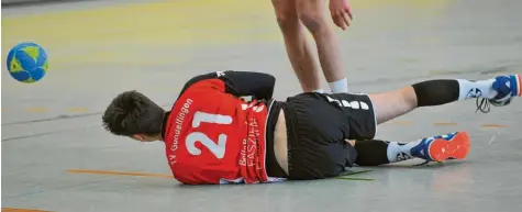  ?? Foto: Karl Aumiller ?? Die Handballer des TV Gundelfing­en (hier Fabian Frömel) haben ihr Spiel in Schwabmünc­hen verloren und brauchen in den letzten beiden Spielen nun Siege, um die Meistersch­aft perfekt zu machen. Die TVG-Frauen zeigten gegen die HSG Mainfranke­n eine tolle Aufholjagd, müssen aber wohl trotzdem absteigen.