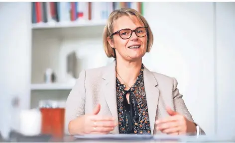  ?? FOTO: BERND VON JUTRCZENKA/DPA ?? Anja Karliczek (CDU) in ihrem Büro im Bundesmini­sterium für Bildung und Forschung.