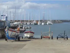  ??  ?? Första intrycket från Vila do Porto, hamnen på Santa Maria. Ett sömnigt lugn, och en fläkt från fjärran.