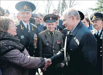  ?? MICHAEL KLIMENTYEV / SPUTNIK / K / EFE ?? Putin saluda a varios asistentes al memorial militar de Sebastopol