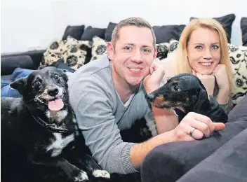  ?? RP-FOTO: STASCHIK ?? Die Familie Pitschke: Daniel und Sabine mit Mischling „Lucky“(links) und Zwerg-Rauhaardac­kel „Boogy“.