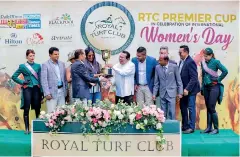  ??  ?? Mrs Edwards receiving the RTC Premier Cup 2020 from former Cabinet Minister S.B. Dissanayak­e with jockey Irvan Singh and trainer S.D. Mahesh