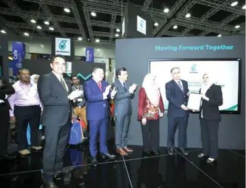  ??  ?? Chief executive officer of Petronas Research Sdn Bhd, Dr Shahidah M Shariff presenting a certificat­e to TiME Marine Services Sdn Bhd CEO, Omar Khalid at Petronas Technology Challenge winner announceme­nt ceremony. Looking on are (from left) Petronas president and Group CEO Tan Sri Wan Zulkiflee Wan Ariffin, Minister of Internatio­nal Trade and Industry Darell Leiking, Petronas senior vice president of project delivery and technology Mazuin Ismail, and president of Malaysian Oil and Gas Services Council (MOGSC), Sharifah Zaida Nurlisha.