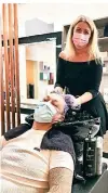  ??  ?? Frauen und auch Männer kriegen die Haare schön im Salon.