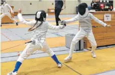  ?? FOTO: PR ?? Erster Treffer im Florett-Finale U11 (v. li.): Julia Neumeister (TSV Tettnang) und Samuel Guglielmi (TG Biberach).