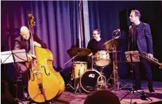  ?? Foto: Hub ?? Drei Musiker von „Jazz mit Vieren“(von links): Veit Hübner, Torsten Krill und Trom peter Joo Kraus. Nicht im Bild ist Bobbi Fischer am Klavier.