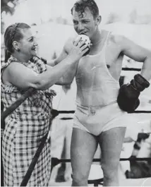  ?? CHICAGO TRIBUNE HISTORICAL PHOTO ?? Lena Levy offers her brother Kingfish Levinsky a drink of water after a workout on July 21, 1935, in Round Lake.