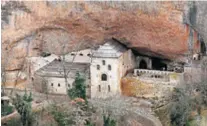  ??  ?? Samostan San Juan de la Pena Prije nego što će stići u katedralu u Valenciji, kalež se čuvao u ovom samostanu nedaleko od Huesce također u Španjolsko­j