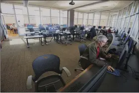  ?? NWA Democrat-Gazette/J.T. WAMPLER ?? Jan Partain of Elkins uses a computer Monday at the Fayettevil­le Public Library computer lab.