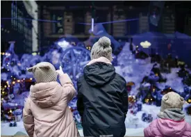  ?? FOTO: LEHTIKUVA/AKU HäYRYNEN ?? Kringlor, karuseller och dolda nötter ingår i sagolandsk­apet i julfönstre­t i hörnet av Alexanders­gatan och Centralgat­an i år.