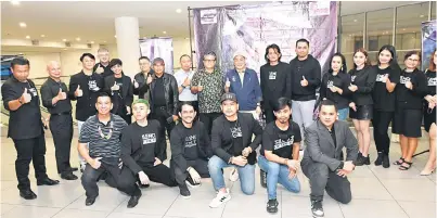  ?? ?? LANCAR: Hajiji (berdiri, tujuh kanan) bersama jemputan khas bergambar bersama pengarah dan pelakon ‘Silence of the 177’ semasa melakukan prapelanca­ran promosi filem itu.