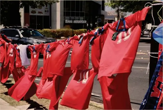  ?? ALONSO TENORIO ?? La venta de camisetas falsas de la ‘Tricolor’ es una clara muestra del mercadeo emboscada. Con el Mundial, esa estrategia se utilizará más.