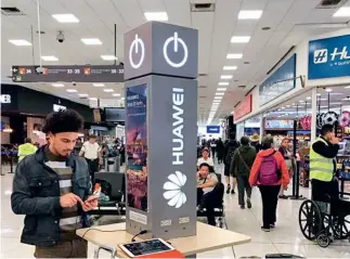  ??  ?? Estación de carga para aparatos electrónic­os de Huawei en un aeropuerto de México.