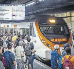  ?? Manu Mitru ?? Un tren en la estación de Sants, en Barcelona.