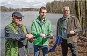  ?? ?? Ministerpr­äsident Michael Kretschmer schneidet mit Bernd Lange als Präsident des Landesfisc­hereiverba­ndes (r.) und Teichwirt Armin Kittner (l.) das blaue Band durch.