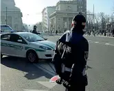  ?? (foto/ Corradini) ?? A piedi e in bici Pedoni e ragazzi in bicicletta per le strade di Milano senza auto per il blocco del traffico. Sotto, vigili urbani impegnati nei controlli