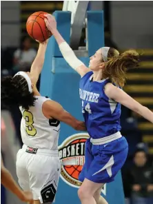  ?? STAFF PHOTO BY CHRISTOPHE­R EVANS ?? BLOCK PARTY: Braintree’s Isabella Tonetti gets her hand on a shot by Springfiel­d Central’s Jaliena Sanchez during the third quarter of yesterday’s Division 1 state final at the MassMutual Center in Springfiel­d.