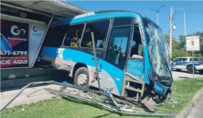  ?? REPRODUÇÃO ?? Ônibus ficou destruído depois da batida. Ao todo, 15 pessoas ficaram feridas