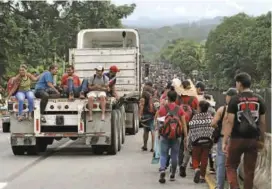  ?? FOTOS GETTY ?? Al menos 15.000 migrantes latinoamer­icanos llegaron a México para intentar pasar este viernes a Estados Unidos.