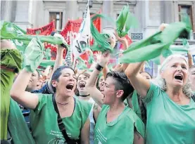  ??  ?? A favor. Las manifestac­iones en apoyo a la legalizaci­ón fueron masivas.