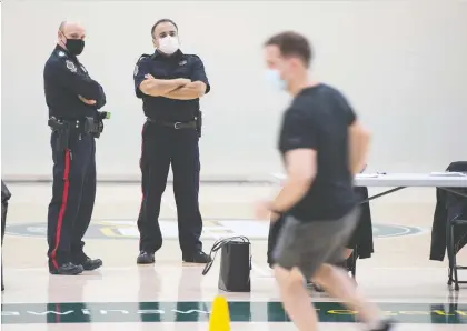  ?? BRANDON HARDER ?? Regina Police Service recruiting officer Sgt. Colin Hegi and Const. Dale Mcarthur, Indigenous recruitmen­t liaison officer, watch Tuesday during a physical fitness testing session at the University of Regina for possible new members of the force.