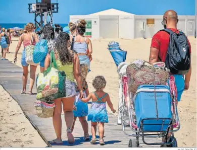  ?? JULIO GONZÁLEZ ?? Bañistas en la playa de Los Bateles de Conil hace un par de semanas.