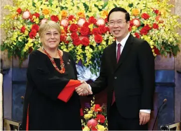  ?? VNA/CVN ?? Le président de la République, Vo Van Thuong, et l’ancienne présidente du Chili, Michelle Bachelet Jeria, le 27 mars à Hanoï.