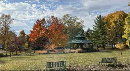  ?? ANDREA BLUM — FOR MEDIANEWS GROUP ?? Michigan’s fall colors begin to appear near Tecumseh in 2022.