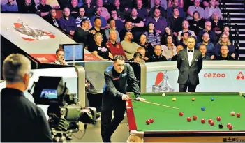  ?? ?? Green baize: Tom Ford ponders a shot at the Crucible (right); Hazel Irvine (below)
