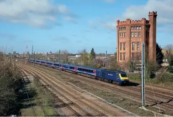  ?? JAMIESQUIB­BS ?? Above:The Up 'Hind' approaches Southallon March11, 2019, with GWRpowerca­rs
Nos.43171 and 43092 at either end of the OS.OSPenzance­LondonPadd­ington.