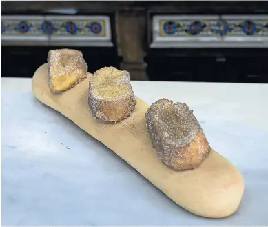  ?? OLIVER DUCH ?? Tres torrijas acabadas sobre una barra del pan especial que utilizan en Fantoba, en Zaragoza.
