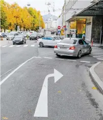  ?? BILD: SN/ROBERT RATZER ?? Wer von Mülln kommt, muss derzeit rechts abbiegen und eine Schleife fahren, um zur Staatsbrüc­ke zu gelangen. Damit soll bald Schluss sein.