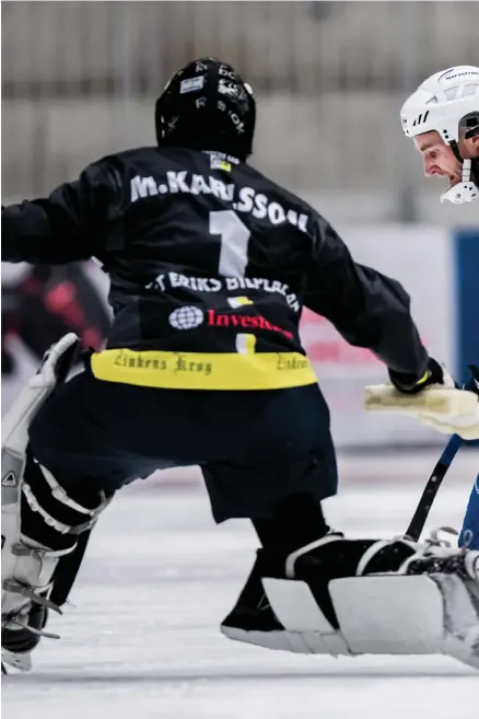  ??  ?? MÅLKUNGEN. IFK Vänersborg kan skatta sig lyckligt åt att ha Joakim Hedqvist i laguppstäl­lningen. Fem mål i fredags Här försöker han runda Tellus-målvakten Markus Karlsson.