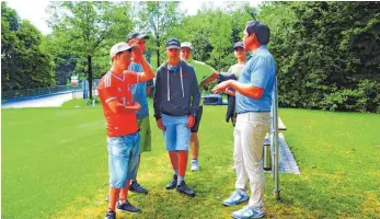  ?? FOTO: MAJA BECK ?? Trainerstu­nde: Golflehrer Stefan Gertz gibt den Jugendlich­en der Lebenshilf­e Tipps.