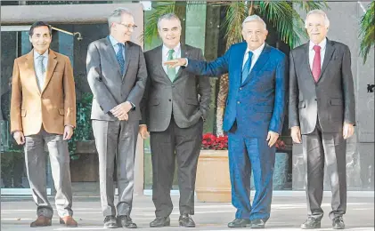  ?? Foto Cuartoscur­o ?? ▲ El secretario de Hacienda, Rogelio Ramírez de la O; Antonio del Valle Perochena, presidente del CMN; Francisco Cervantes, dirigente del CCE; el presidente Andrés Manuel López Obrador, y Rolando
Vega Sáenz, próximo líder del Consejo.