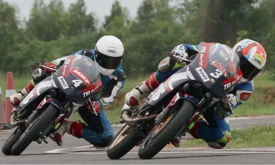  ??  ?? Jagan Kumar (right) in action in the third round of the National Motorcycle Racing Championsh­ip in Chennai on Saturday.