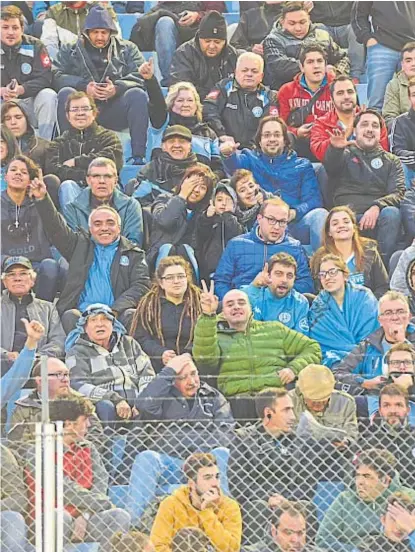  ?? (NICOLÁS BRAVO) ?? Repleto. Las tribunas del estadio de Belgrano mostraron a los celestes con las ganas de siempre.