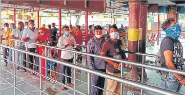  ?? ANIL KUMAR MAURYA/HT PHOTO ?? Devotees standing in a queue observing Covid-19 protocol at a temple in Sangam city on Saturday.