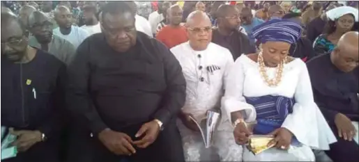  ?? L-R: Senator Olabiyi Durojaye, Chief Emmanuel Iwuanyanwu, Senator Araraume , his wife, Gladys, Senator T.A.Orji, at the burial ceremony of Late Pa Edmund Ohazurike ??