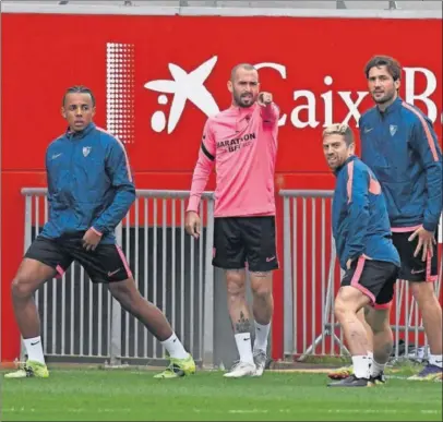  ??  ?? Aleix Vidal, junto a Koundé, Franco Vázquez y Papu Gómez en el entrenamie­nto de ayer.