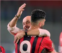  ?? ?? I trascinato­ri Stefano Pioli, 56 anni, abbraccia Olivier Giroud, 35: l’allenatore e l’attaccante sono tra i protagonis­ti del Milan capolista