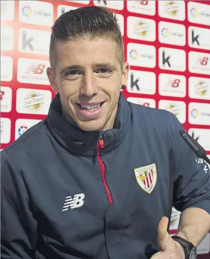  ?? FOTO: JUAN ECHEVERRÍA ?? Todo OK Iker Muniain señala sonriente en Lezama que se encuentra con muchas fuerzas tras superar su lesión de rodilla