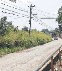  ?? FOTO: JOHNY MAGALLANES ?? El predio permanece lleno de maleza y todo tipo de desperdici­os. Los moradores piden una respuesta a la Alcaldía.