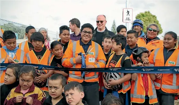  ?? JARRED WILLIAMSON / FAIRFAX ?? Students from Mangere Central School and the local bike club officially open the pathway.