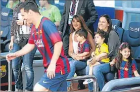  ?? PEP MORATA ?? Messi con su esposa y la del exportero Pinto, sosteniend­o a sus hijos