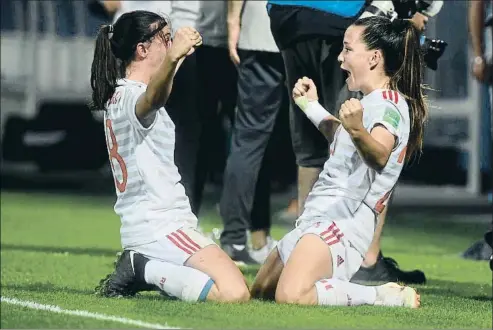  ?? FRED TANNEAU / AFP ?? Las jugadoras Eva Navarro y Clàudia Pina celebranla victoria sobre Francia