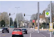  ?? FOTO: KEUSCH ?? Die Masten an der Kreuzung Ring- / Rader Straße werden in den kommenden Tagen mit großen Schildern bestückt.